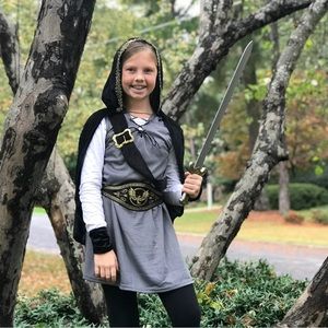 Huntress Girls size Large